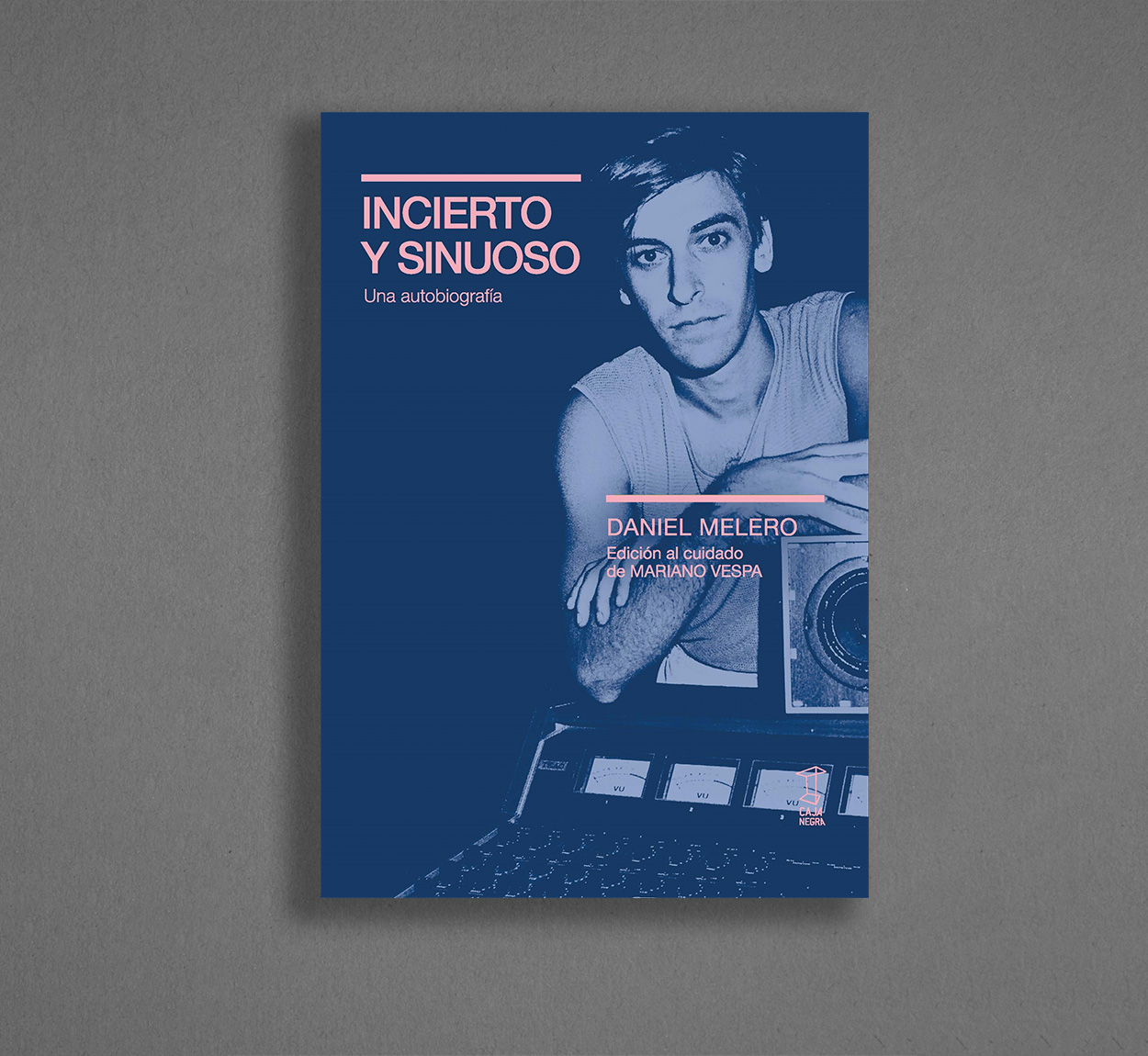 Tapa de – INCIERTO Y SINUOSO Una autobiografía. Daniel Melero - Caja Negra Editora