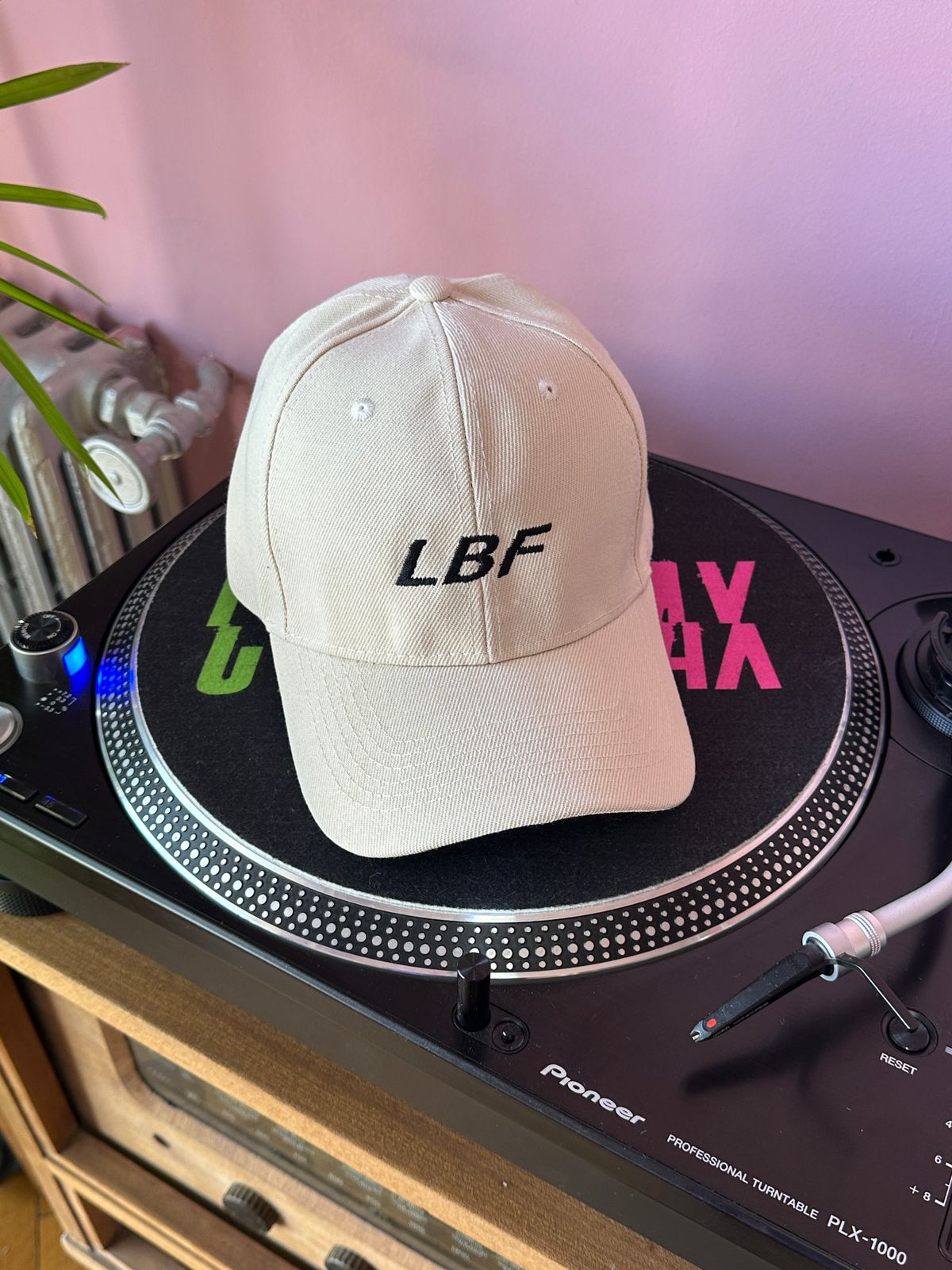 Tapa de – Gorra LBF - Light Blue File - Crema